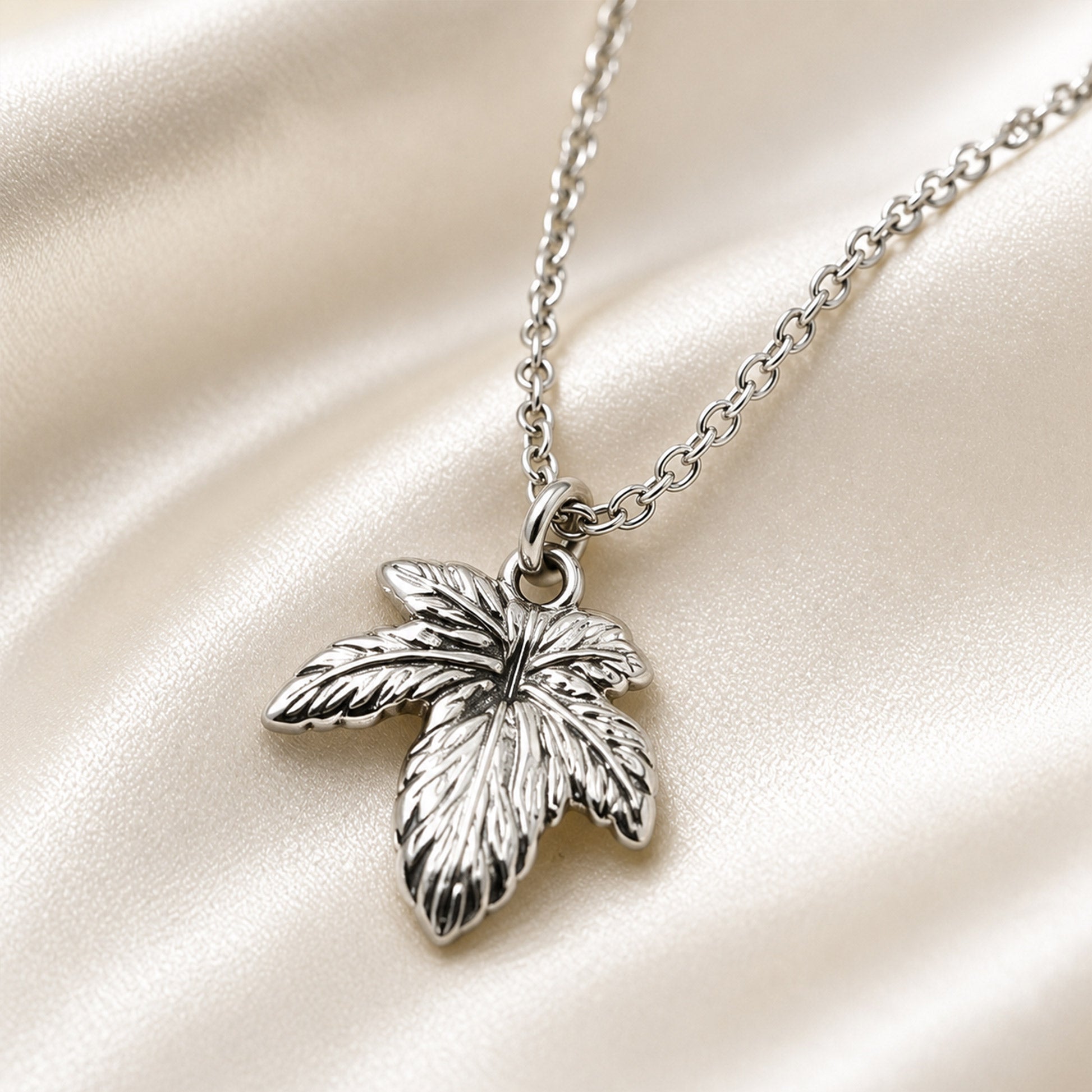 Stylish silver leaf necklace for women daily wear and party look