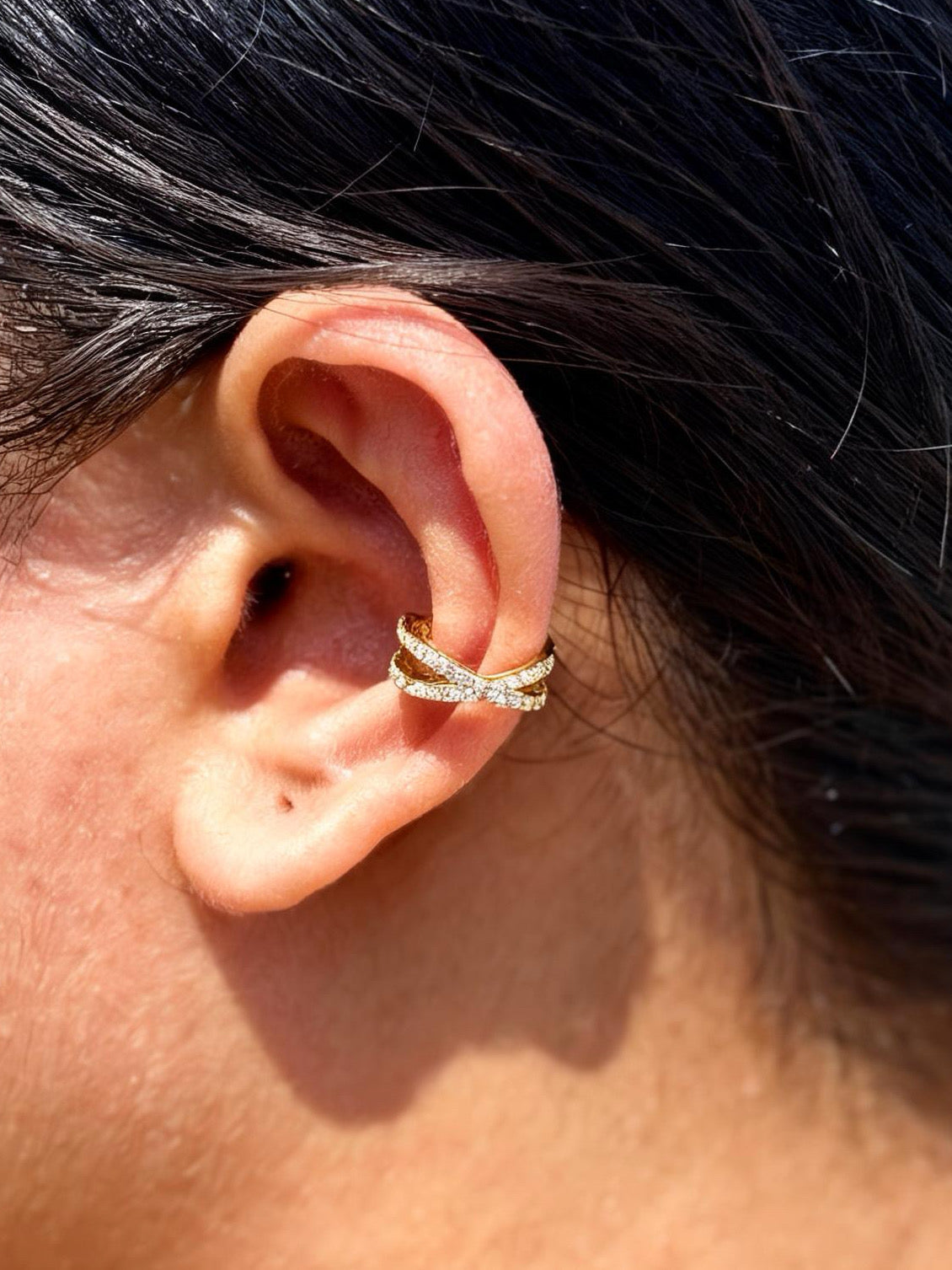 18k gold-plated interlock ear cuff �? anti-tarnish, waterproof, hypoallergenic no-piercing single-piece ear cuff.
