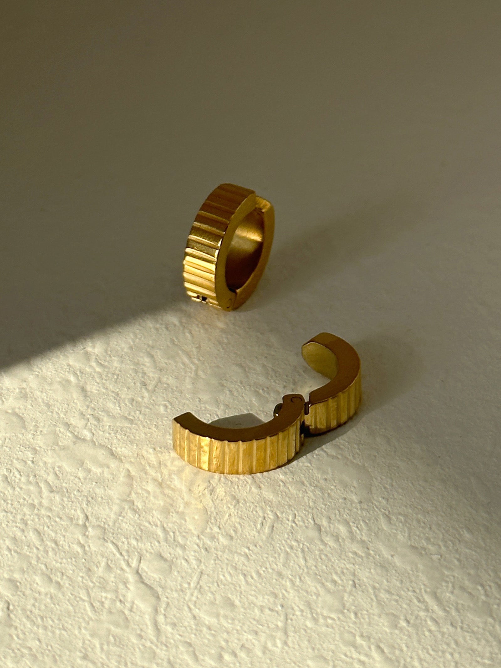 18k gold-plated Voila ear cuff �? minimal anti-tarnish, waterproof, hypoallergenic no-piercing single-piece cuff for everyday wear.