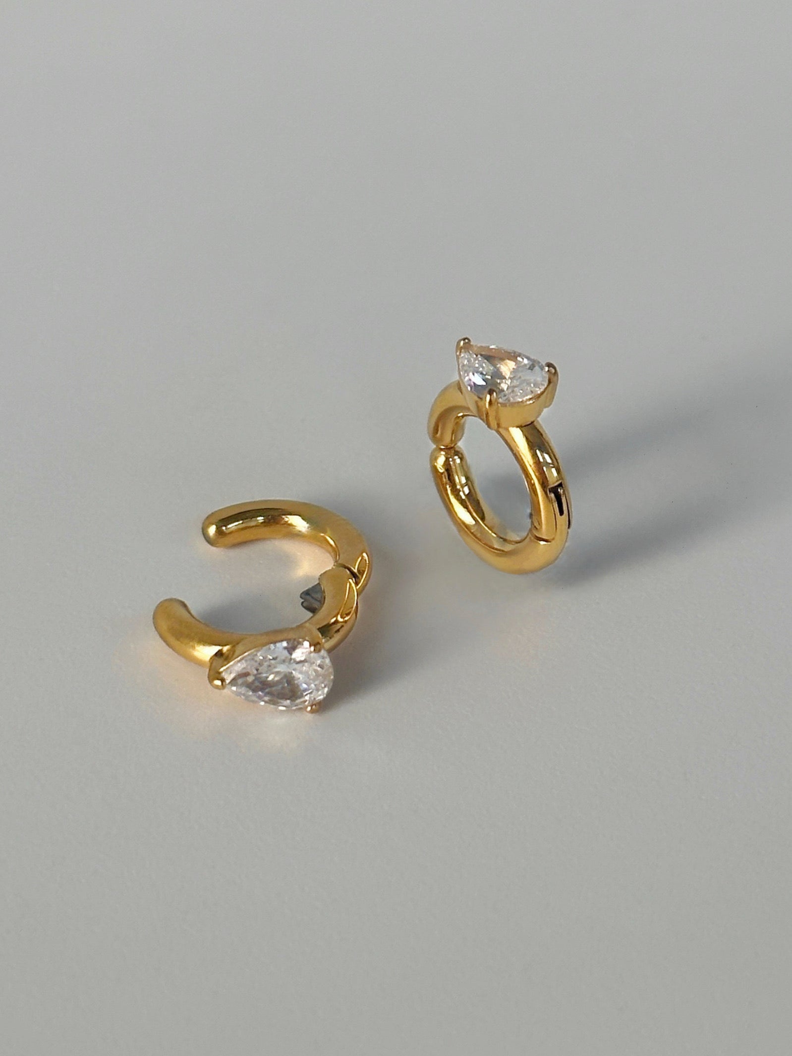 18k gold-plated white stone ear cuff with elegant detailing �? anti-tarnish, waterproof, hypoallergenic no-piercing.
