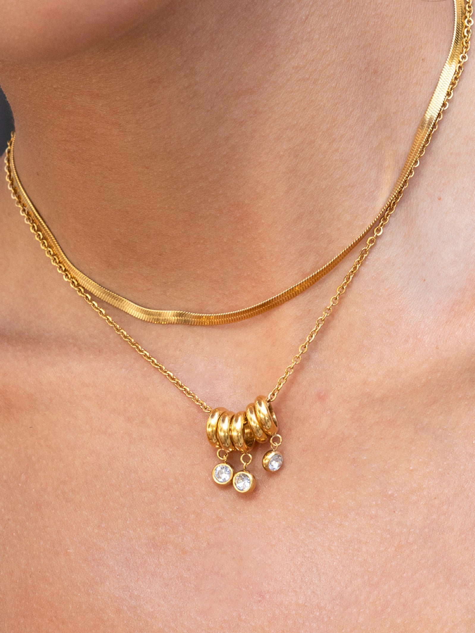 18k gold-plated stone droplet necklace �? elegant pendant necklace, anti-tarnish and waterproof for festive and evening looks.