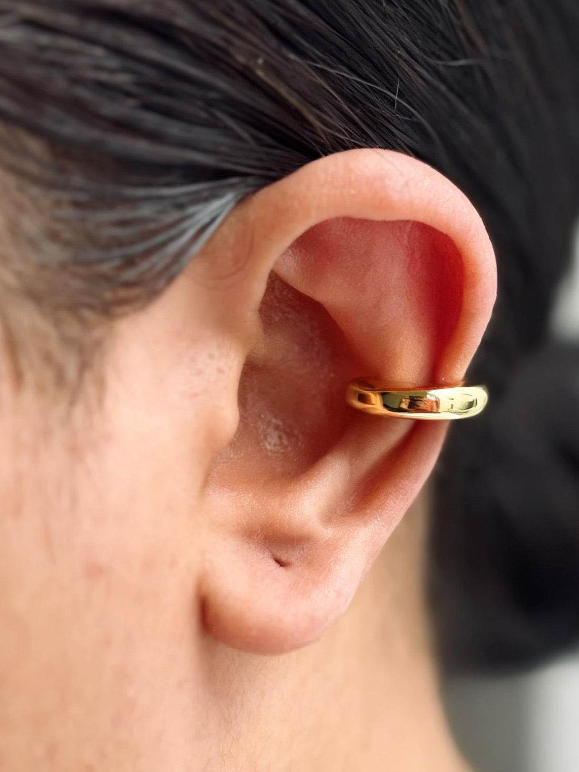 18k gold-plated classic ear cuff �? minimal anti-tarnish, waterproof no-piercing single-piece cuff for everyday and festive ear stacks.