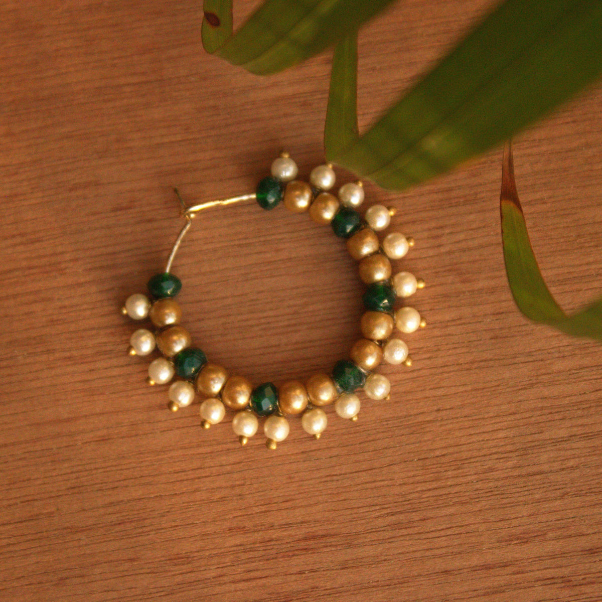 Traditional Indian bridal nath with kundan stones, green beads, and pearl hair chain Indian Nathiya Nathani Nose Ring
