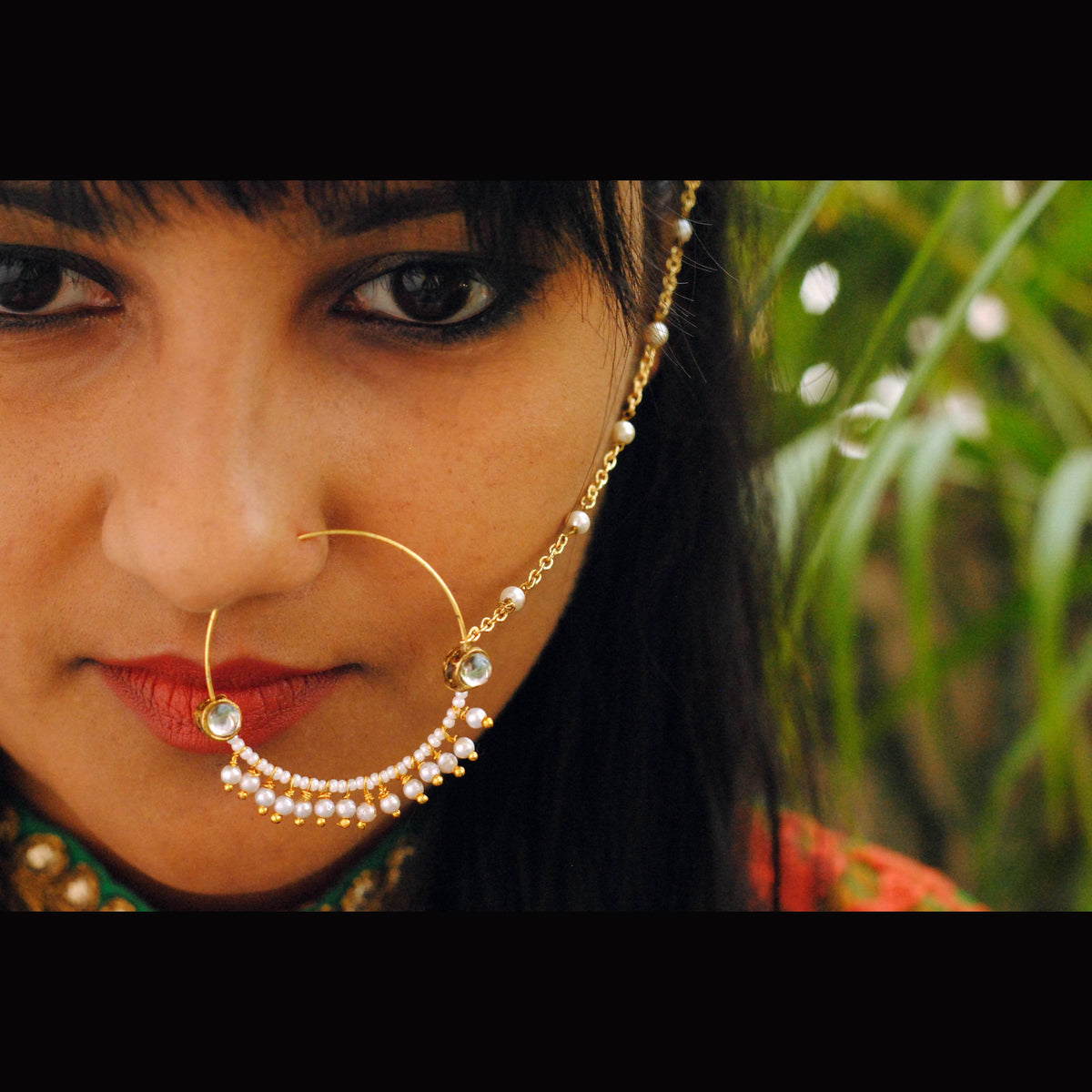 Traditional Indian bridal nath with kundan stones, green beads, and pearl hair chain Indian Nathiya Nathani Nose Ring