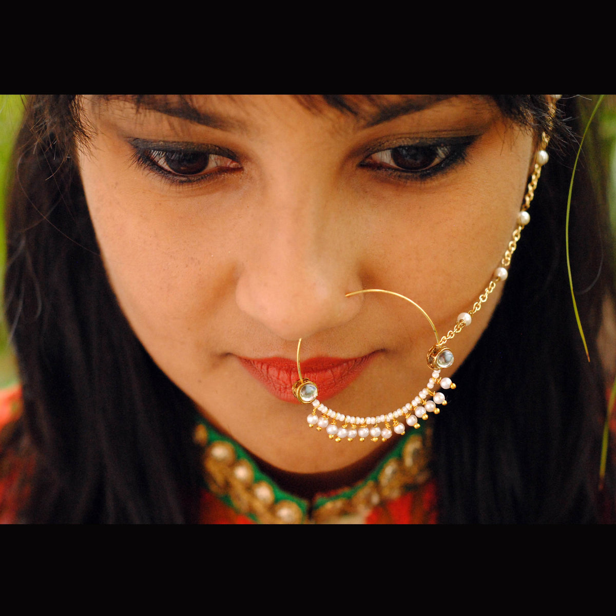 Traditional Indian bridal nath with kundan stones, green beads, and pearl hair chain Indian Nathiya Nathani Nose Ring