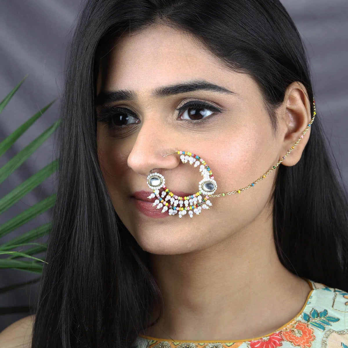 Traditional Indian bridal nath with kundan stones, green beads, and pearl hair chain Indian Nathiya Nathani Nose Ring