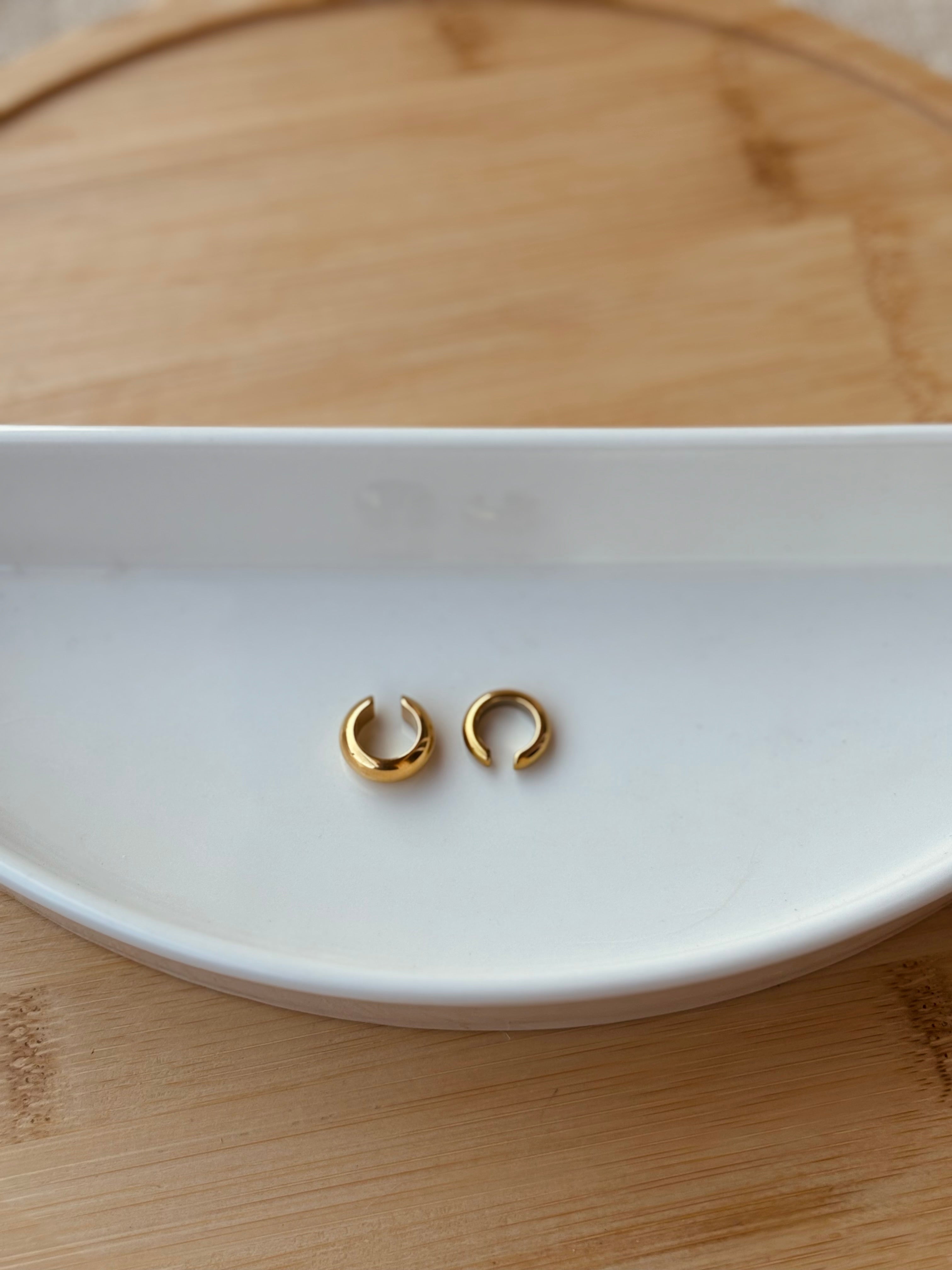 18k gold-plated classic ear cuff �? anti-tarnish, waterproof, lightweight no-piercing single-piece cuff for stacks.