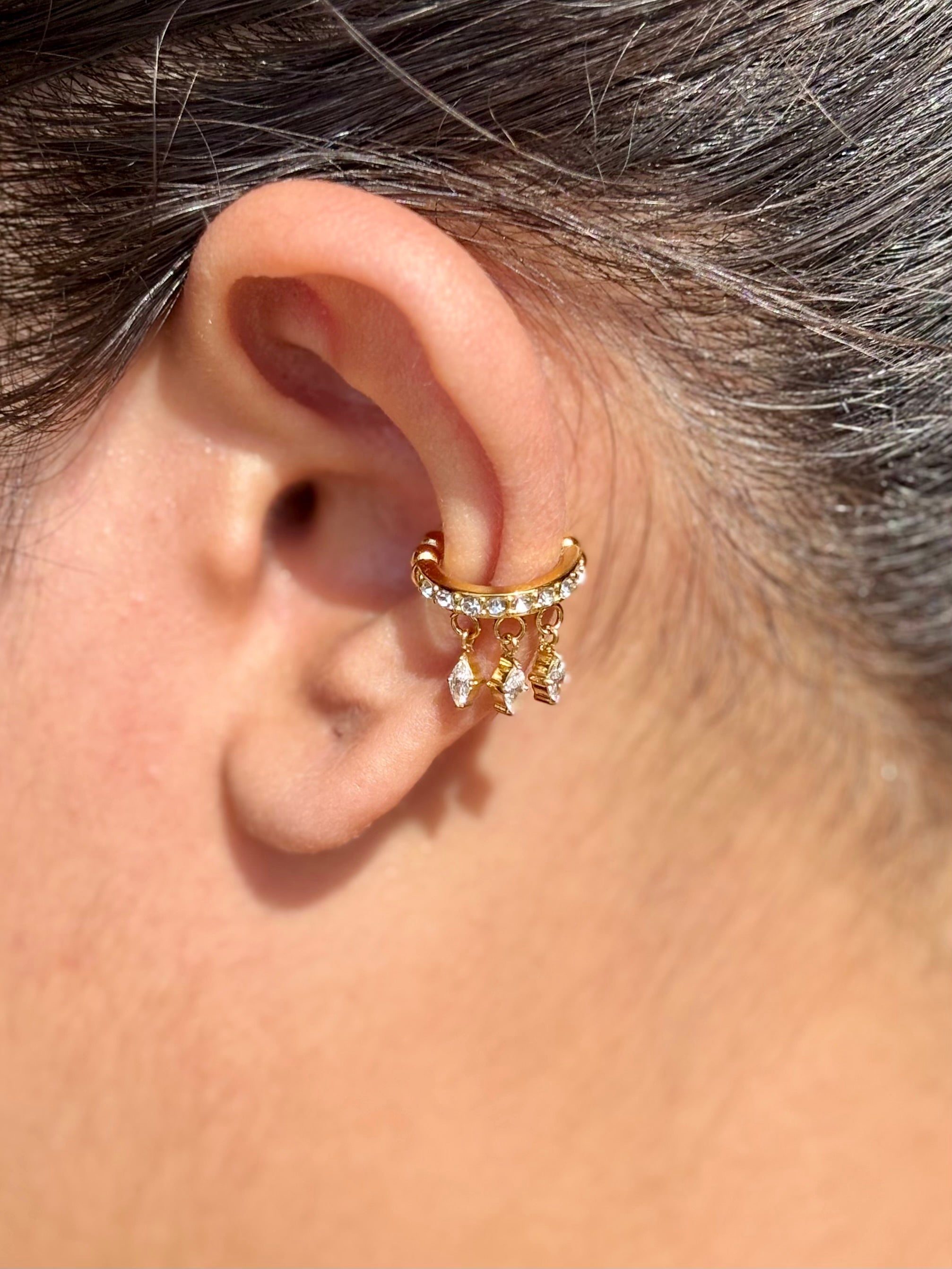 18k gold-plated Droplet ear cuff �? droplet-shaped statement no-piercing single-piece cuff, anti-tarnish and waterproof for festive and evening looks.