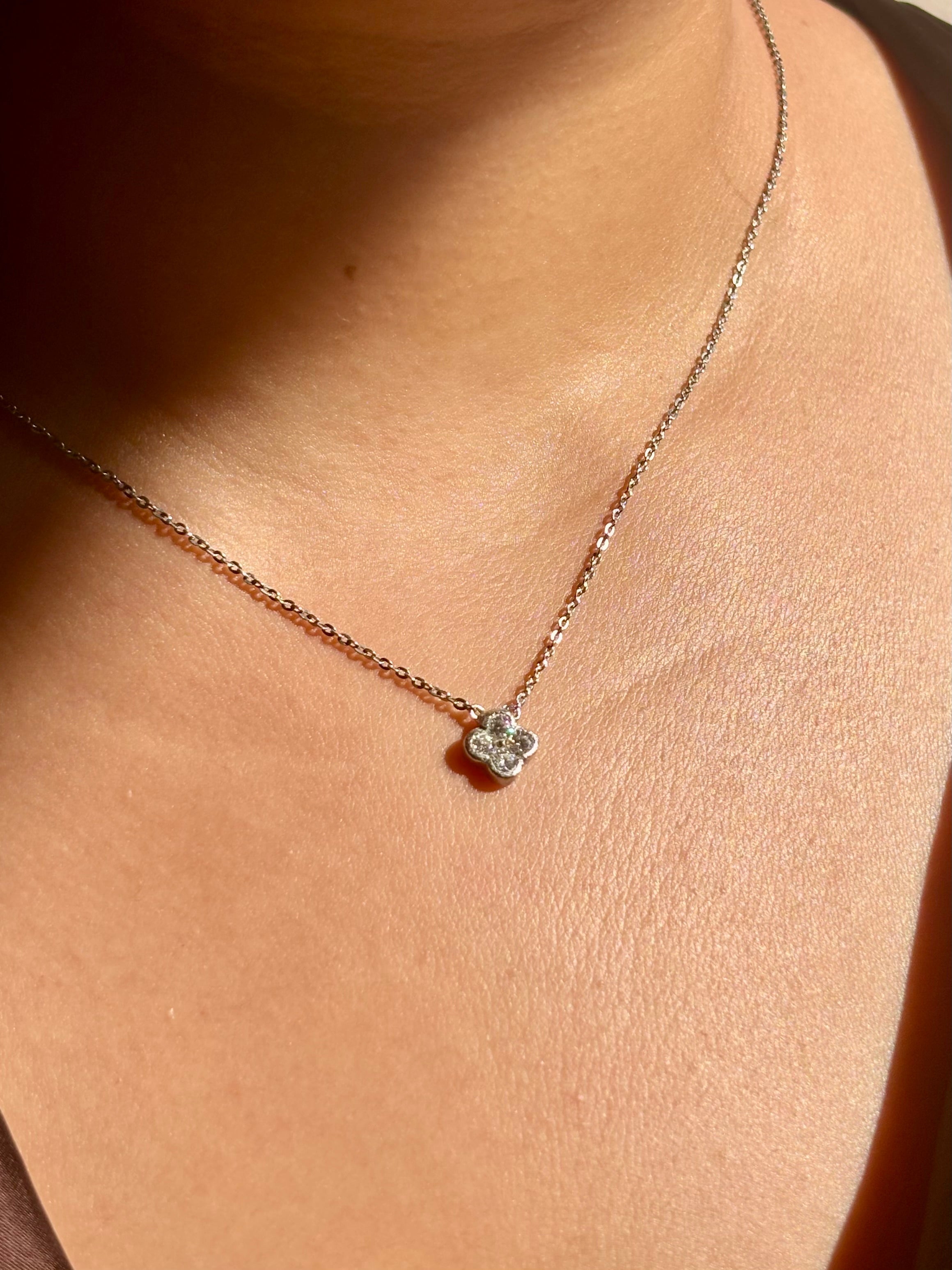 925 sterling silver Clover moissanite pendant necklace �? elegant clover-shape diamond-alternative pendant, anti-tarnish and waterproof for evening looks.