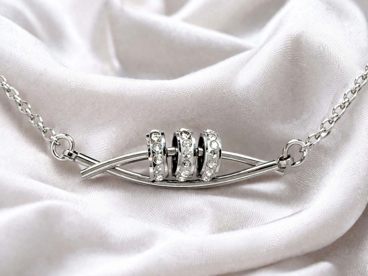 elegant-silver-tone-necklace