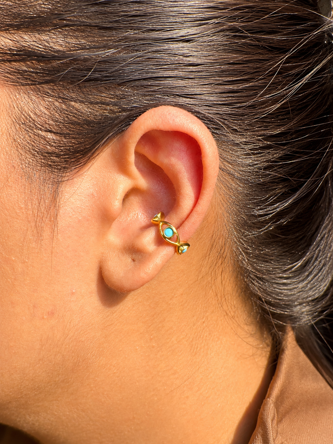 Sleek gold-plated Aria ear cuff �? minimal no-piercing single-piece cuff styled for everyday and evening ear stacks.