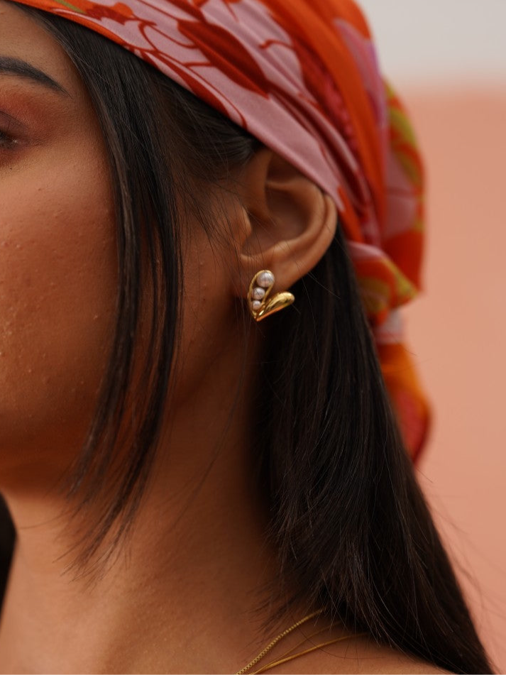 Pair of heart pearl studs �? 18k gold-plated delicate heart pearl earrings for everyday and gifting.