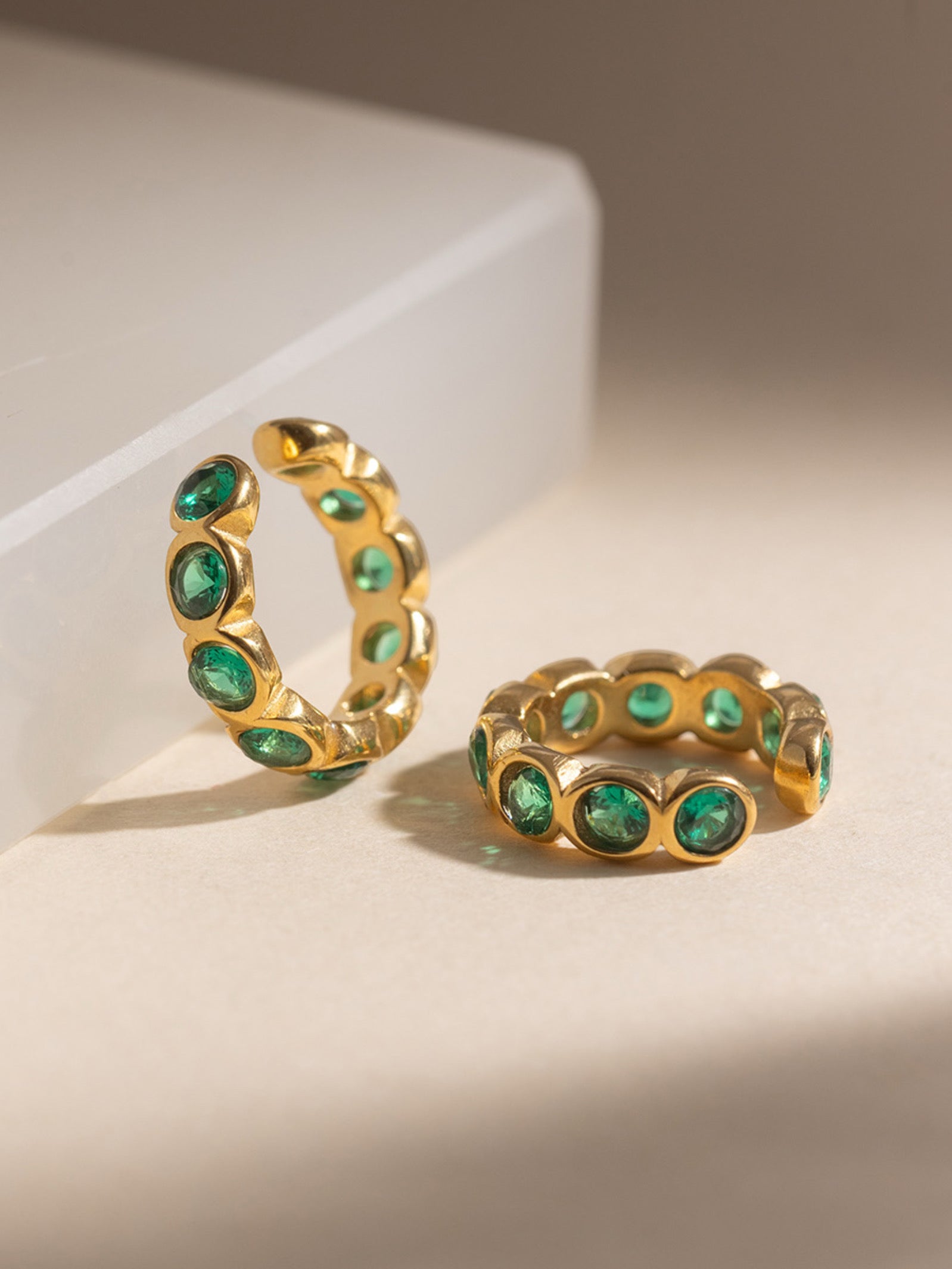 18k gold-plated green stone ear cuff �? anti-tarnish, waterproof, no-piercing single-piece cuff for ear stacks.