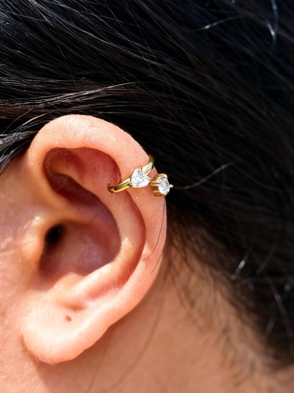 18k gold-plated wave-design stone ear cuff �? anti-tarnish, waterproof, hypoallergenic no-piercing ear cuff.