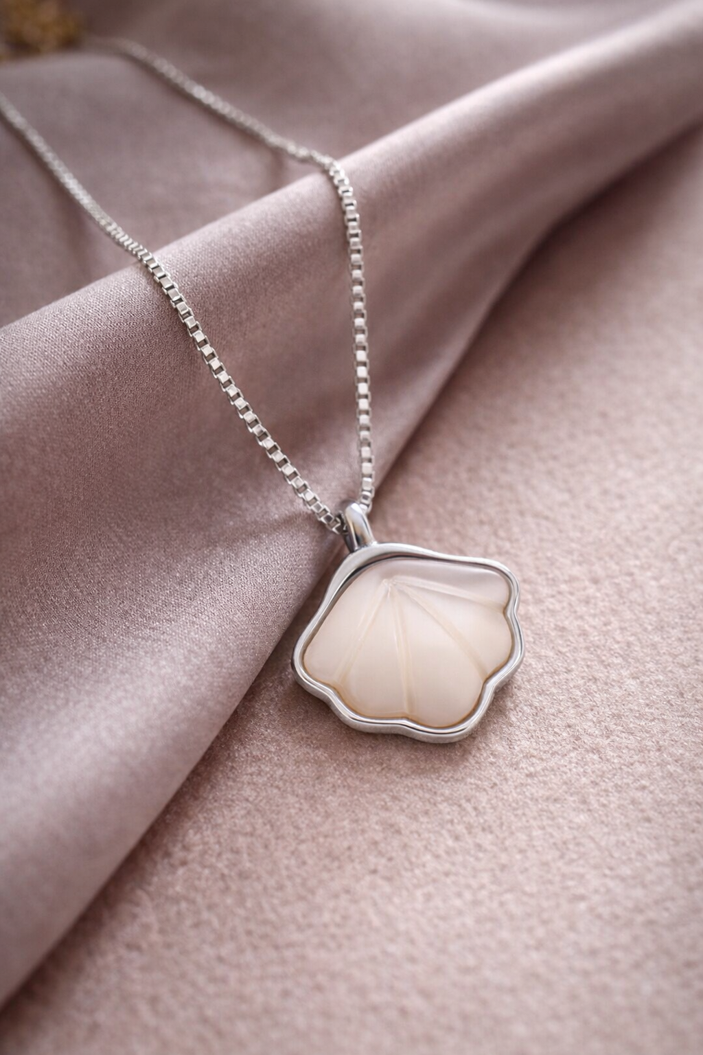 Delicate Shell Stone Pendant Necklace – Minimalist Design