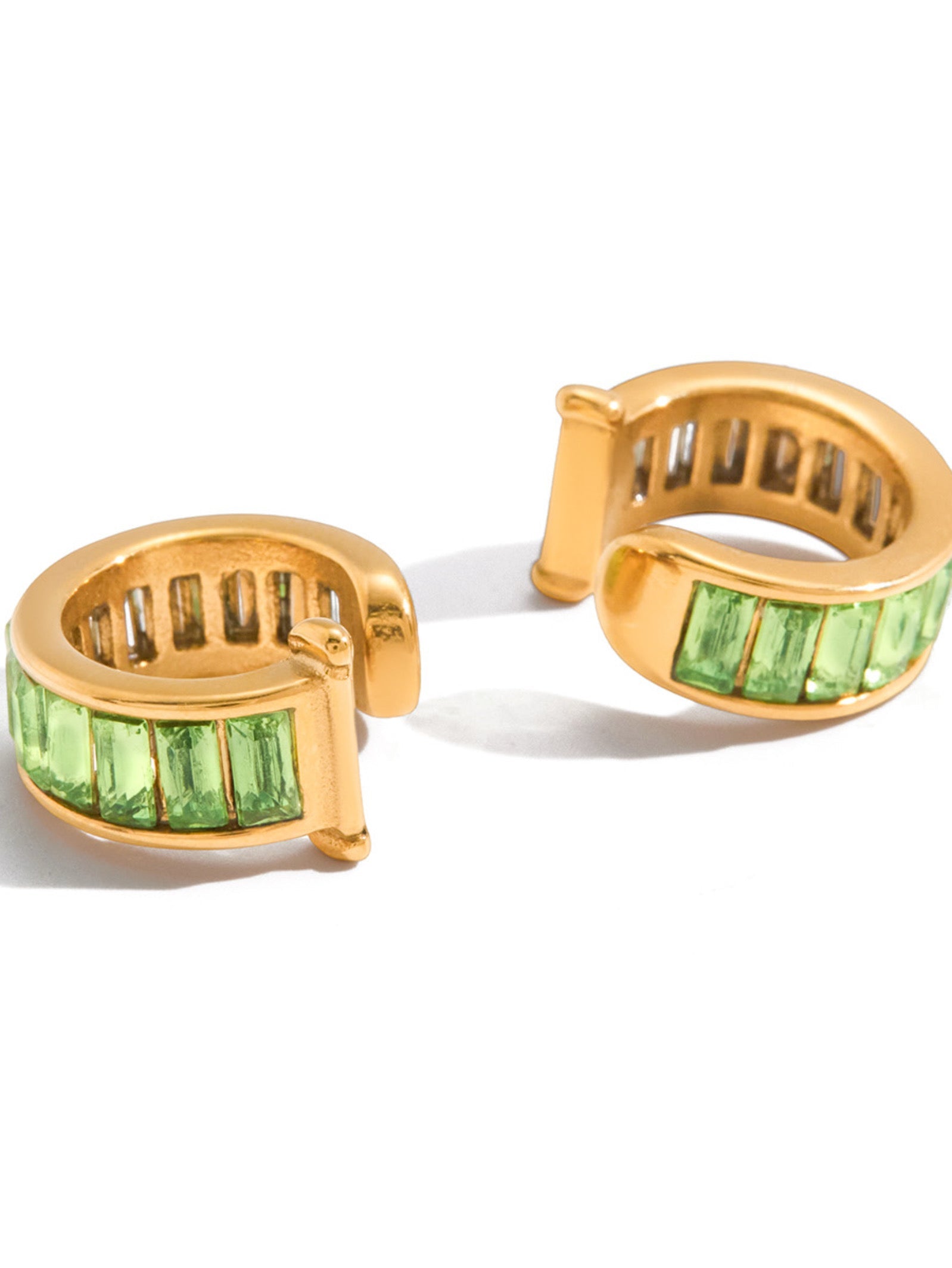 18k gold-plated Ari ear cuff �? minimal anti-tarnish, waterproof, hypoallergenic no-piercing single-piece cuff for everyday ear stacks.