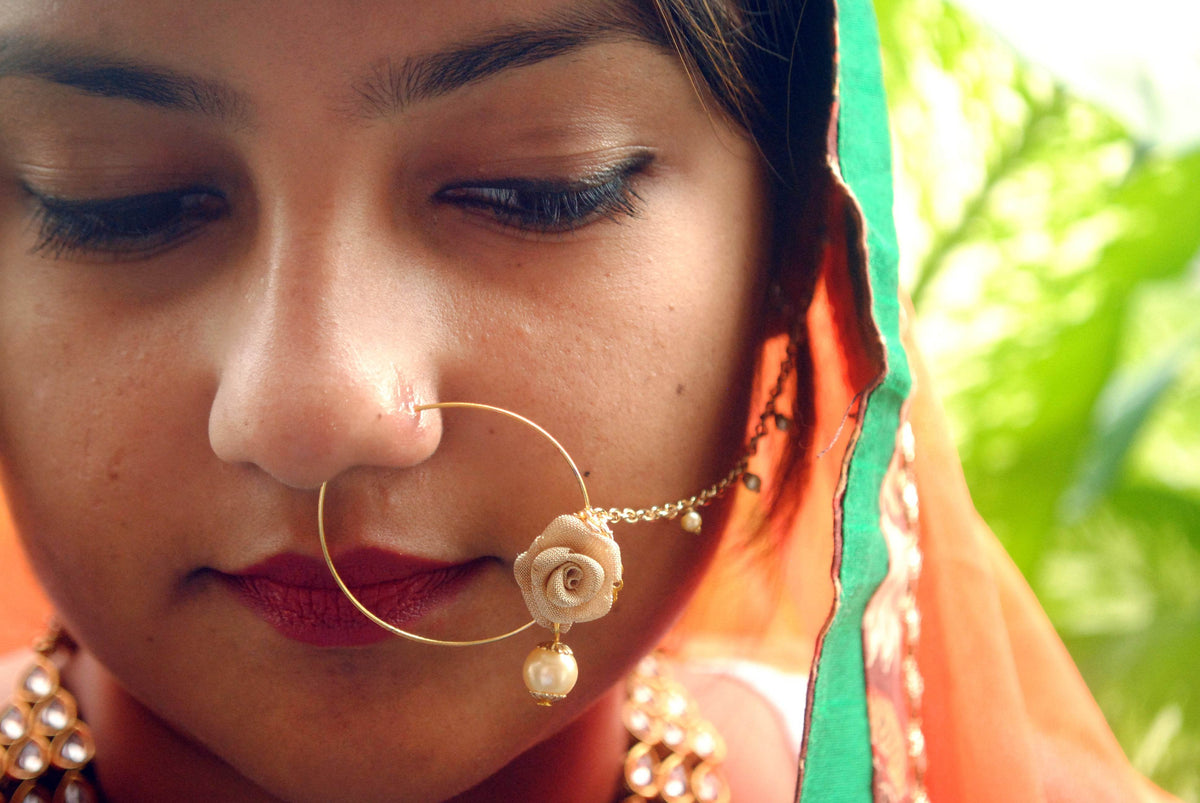 Traditional Indian bridal nath with kundan stones, green beads, and pearl hair chain Indian Nathiya Nathani Nose Ring