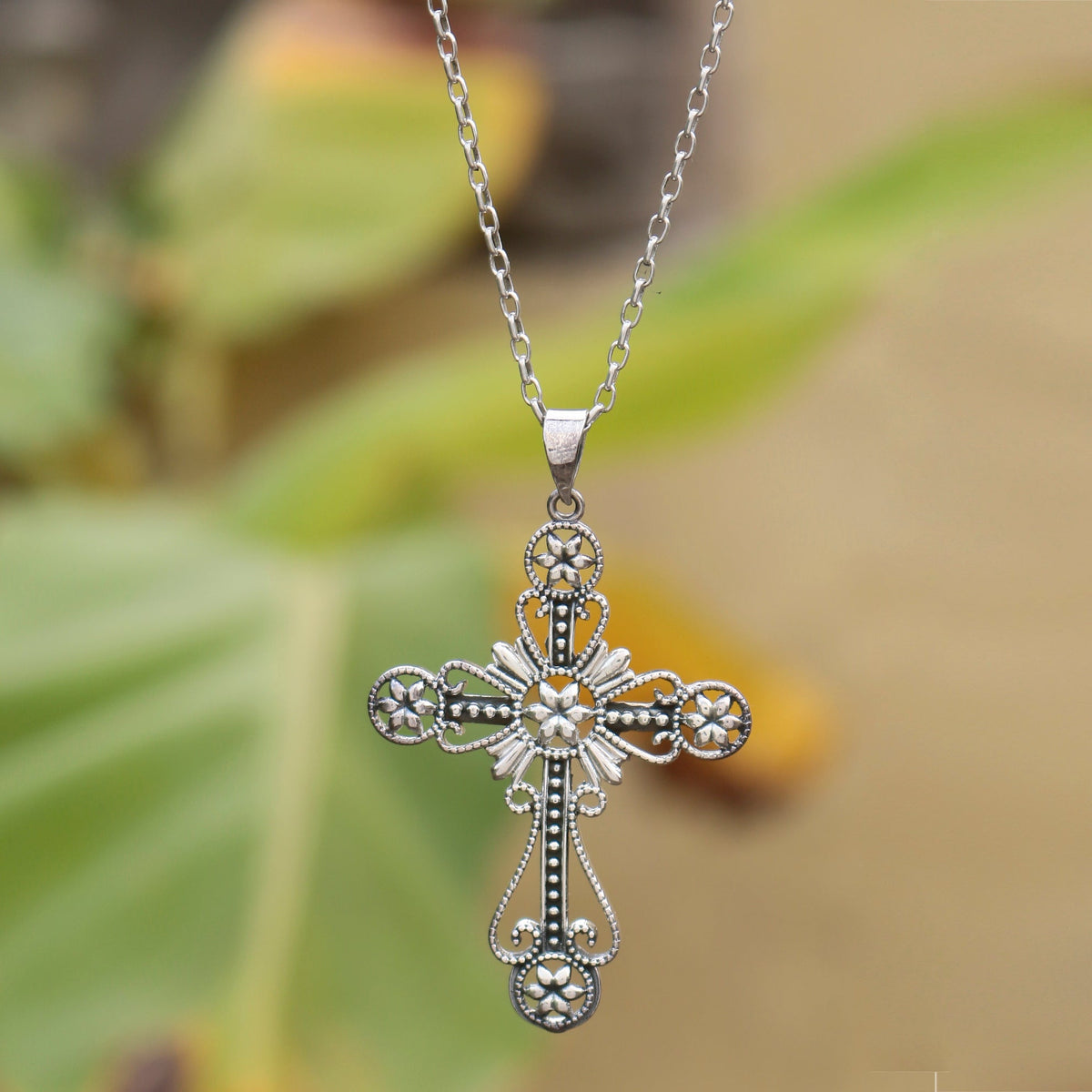 925 Sterling Silver Cross Pendant with Intricate Marcasite Detailing – Timeless Elegance