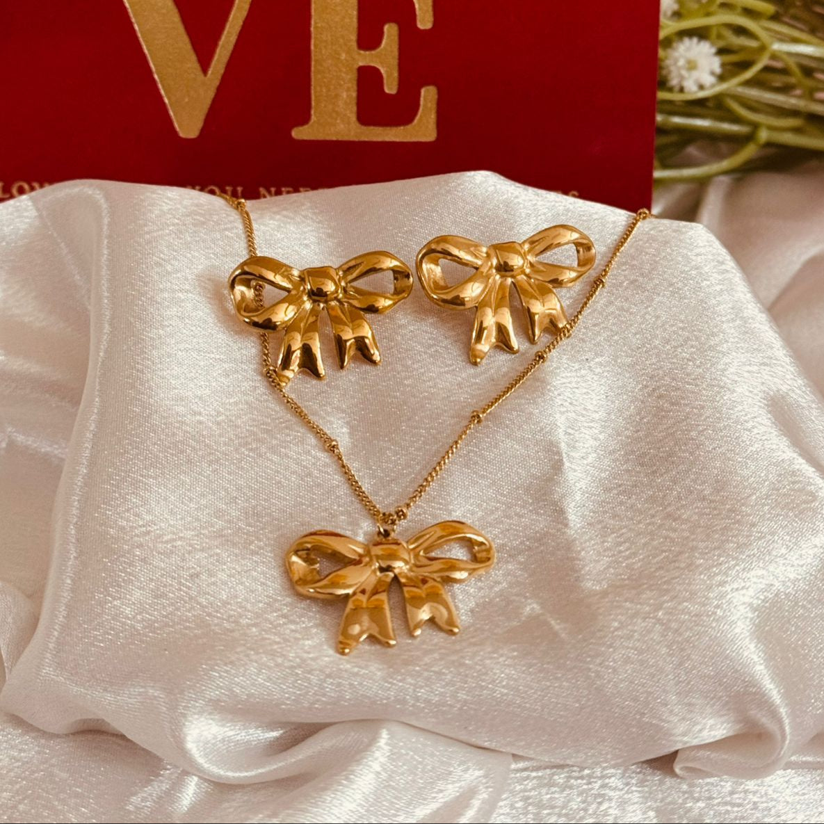Golden Bow Charm Necklace Set
