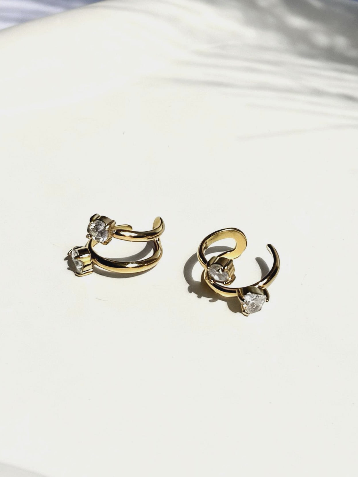 Close-up of gold-plated wave stone ear cuff �? sleek single-piece cuff for everyday and festive ear stacks.