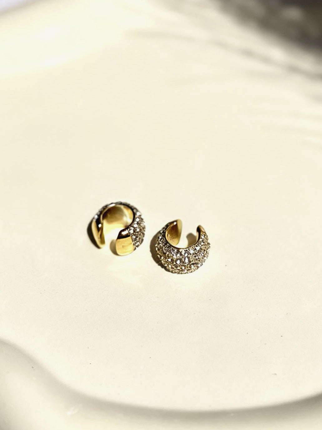 18k gold-plated chunky bold ear cuff �? statement anti-tarnish, waterproof no-piercing single-piece cuff for festive and everyday ear stacks.