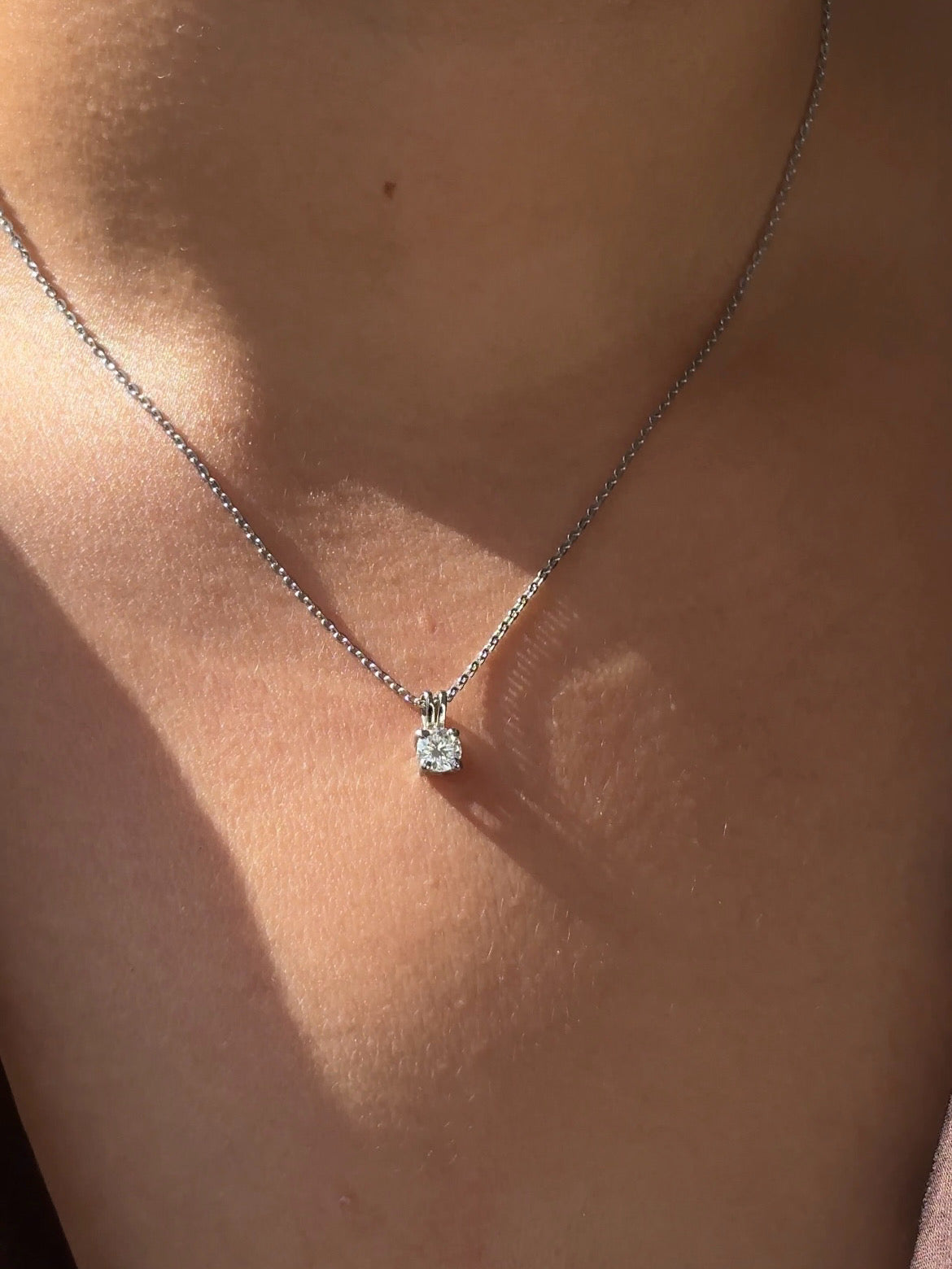 925 sterling silver solitaire moissanite pendant necklace �? round-cut brilliant diamond-alternative pendant, anti-tarnish and waterproof for bridal and evening-luxury wear.