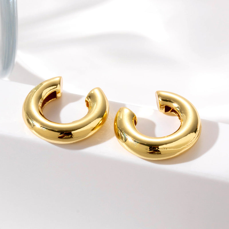 Styled view of classic ear cuff �? 18k gold-plated no-piercing single-piece cuff for everyday and festive looks.