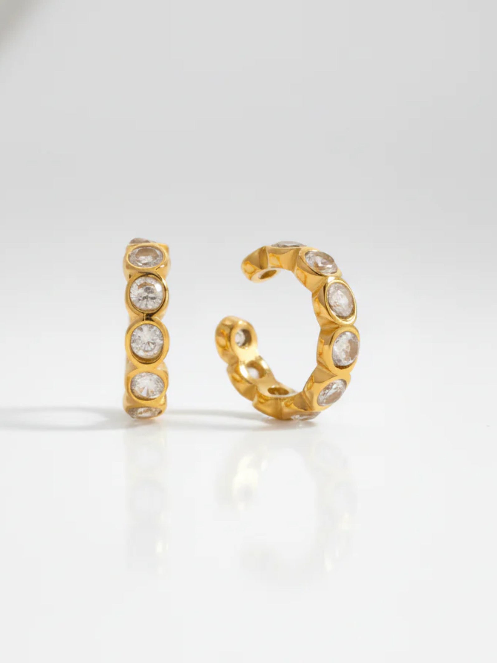 18k gold-plated white stone ear cuff �? anti-tarnish, waterproof, hypoallergenic no-piercing single-piece cuff.
