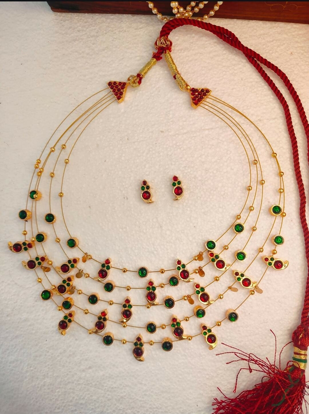 5 layered paisley motif necklace red green