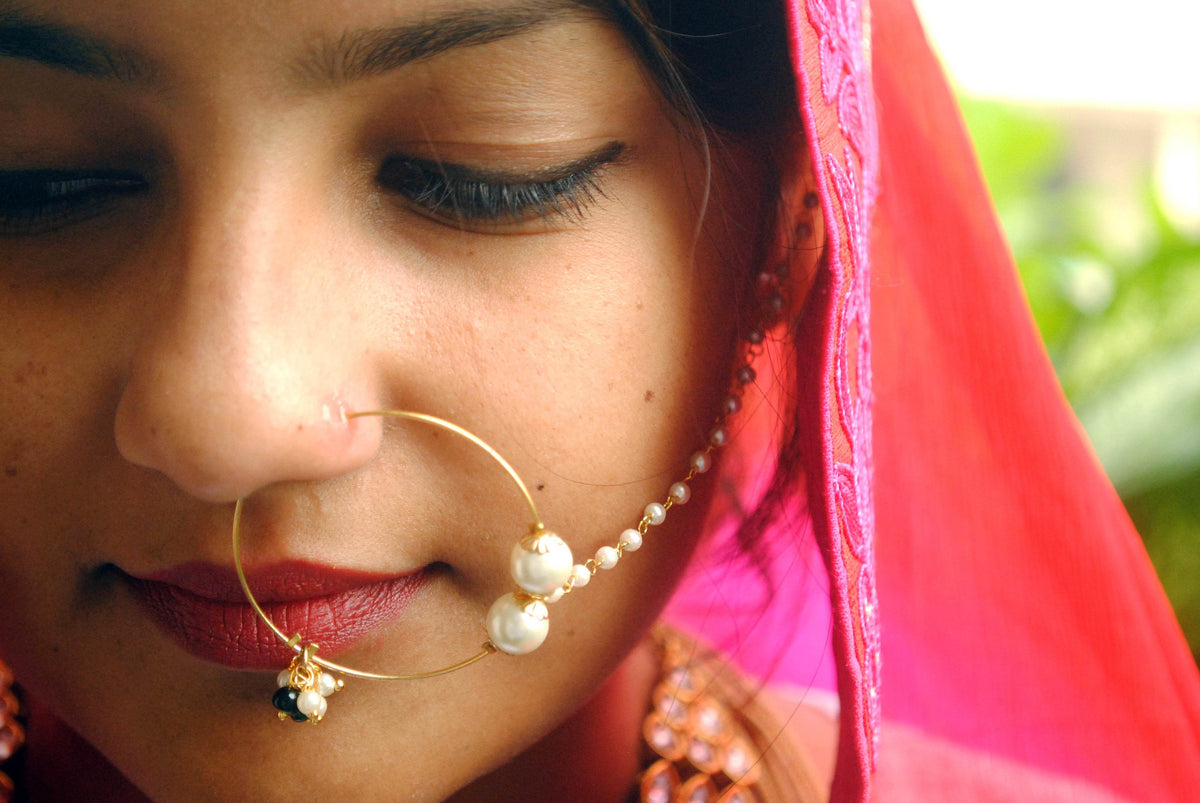 Traditional Indian bridal nath with kundan stones, green beads, and pearl hair chain Indian Nathiya Nathani Nose Ring