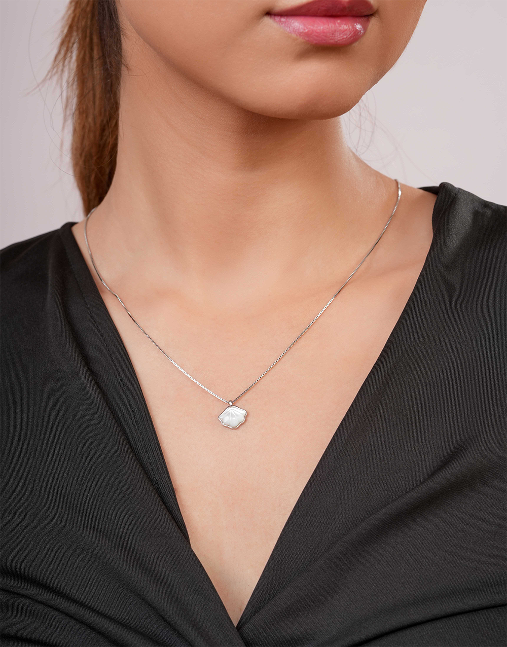 Delicate Shell Stone Pendant Necklace – Minimalist Design
