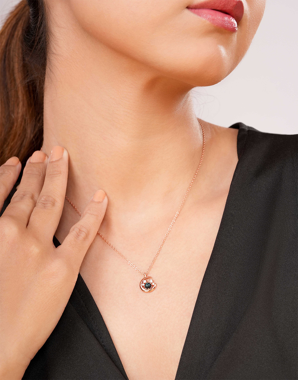 Elegant Circular Pendant Necklace with Dark Gemstone