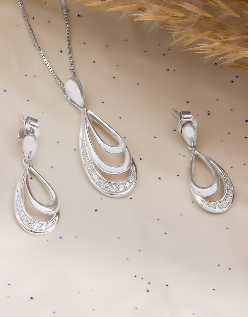 Elegant Teardrop Design Silver Plated Pendant & Earrings Set