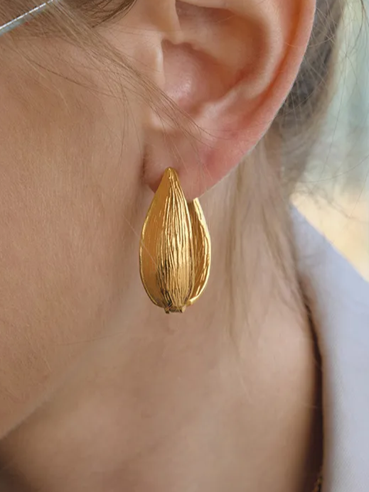 18k gold-plated Liva chunky gold hoop earrings �? bold lightweight hoops, anti-tarnish, waterproof for everyday and evening wear.