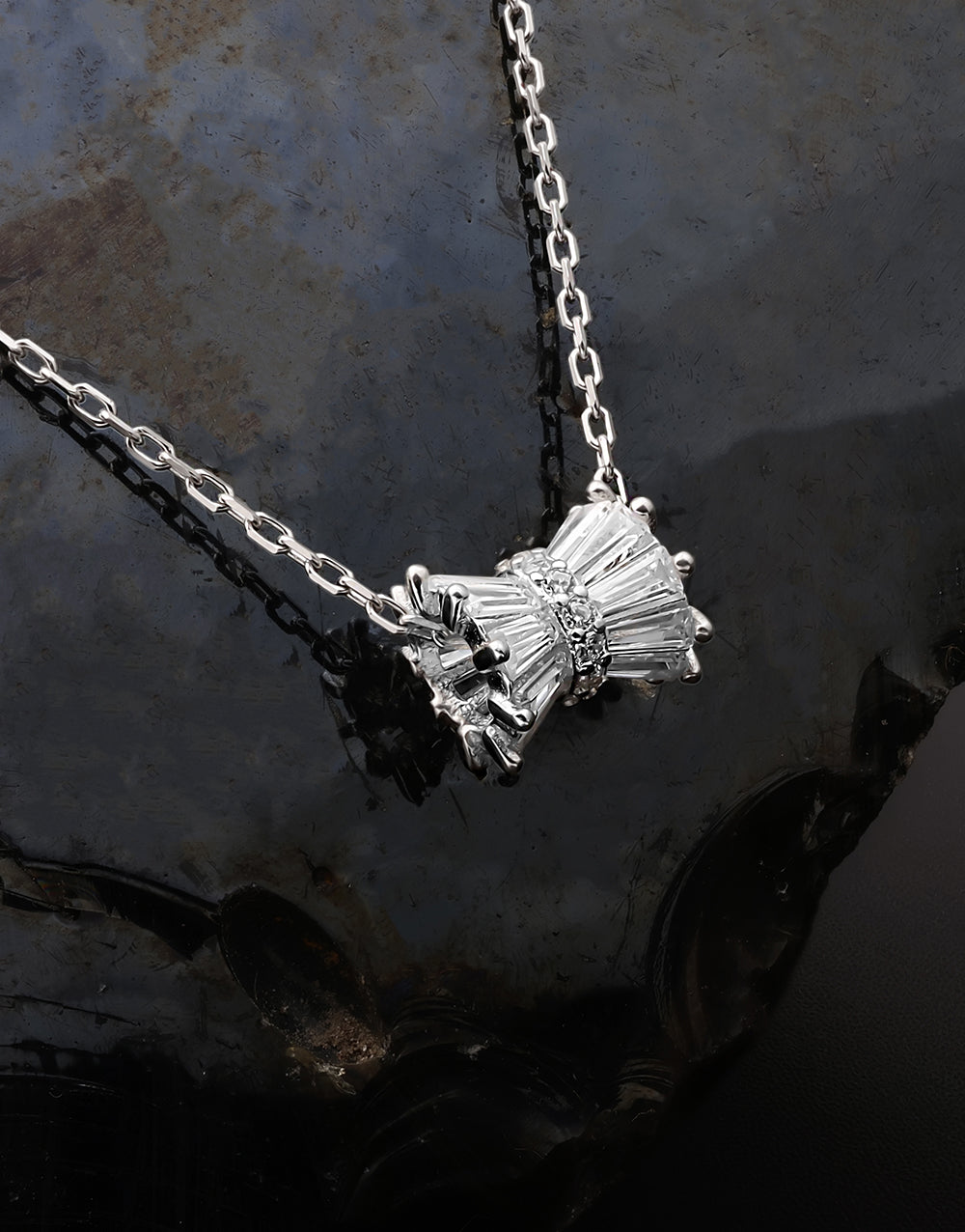Minimalist Ribbon-Shaped Pendant Necklace – Silver Tone