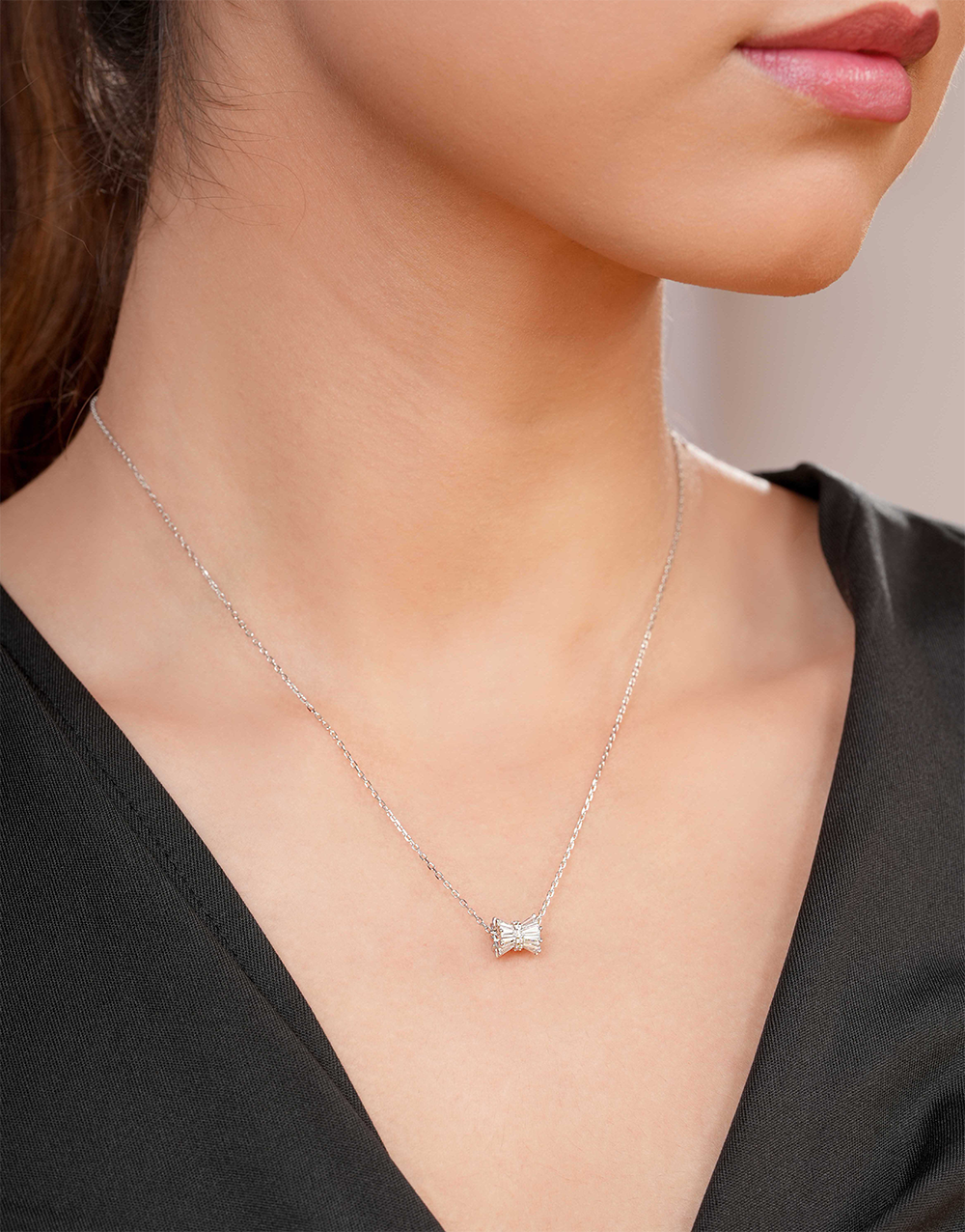 Minimalist Ribbon-Shaped Pendant Necklace – Silver Tone