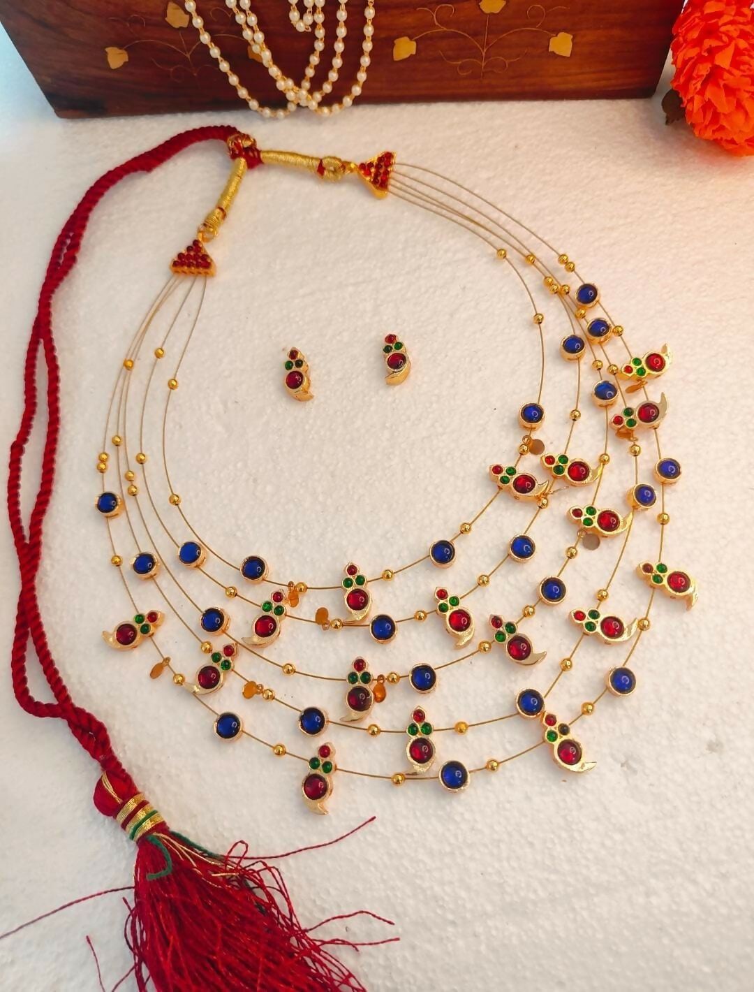 5 layered paisley motif necklace red blue