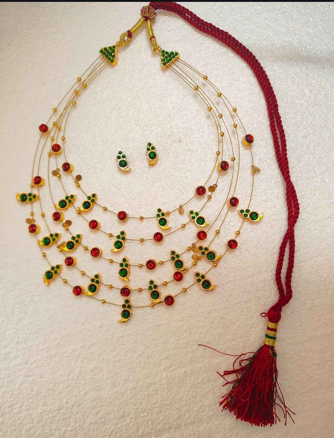 5 layered paisley motif necklace green red
