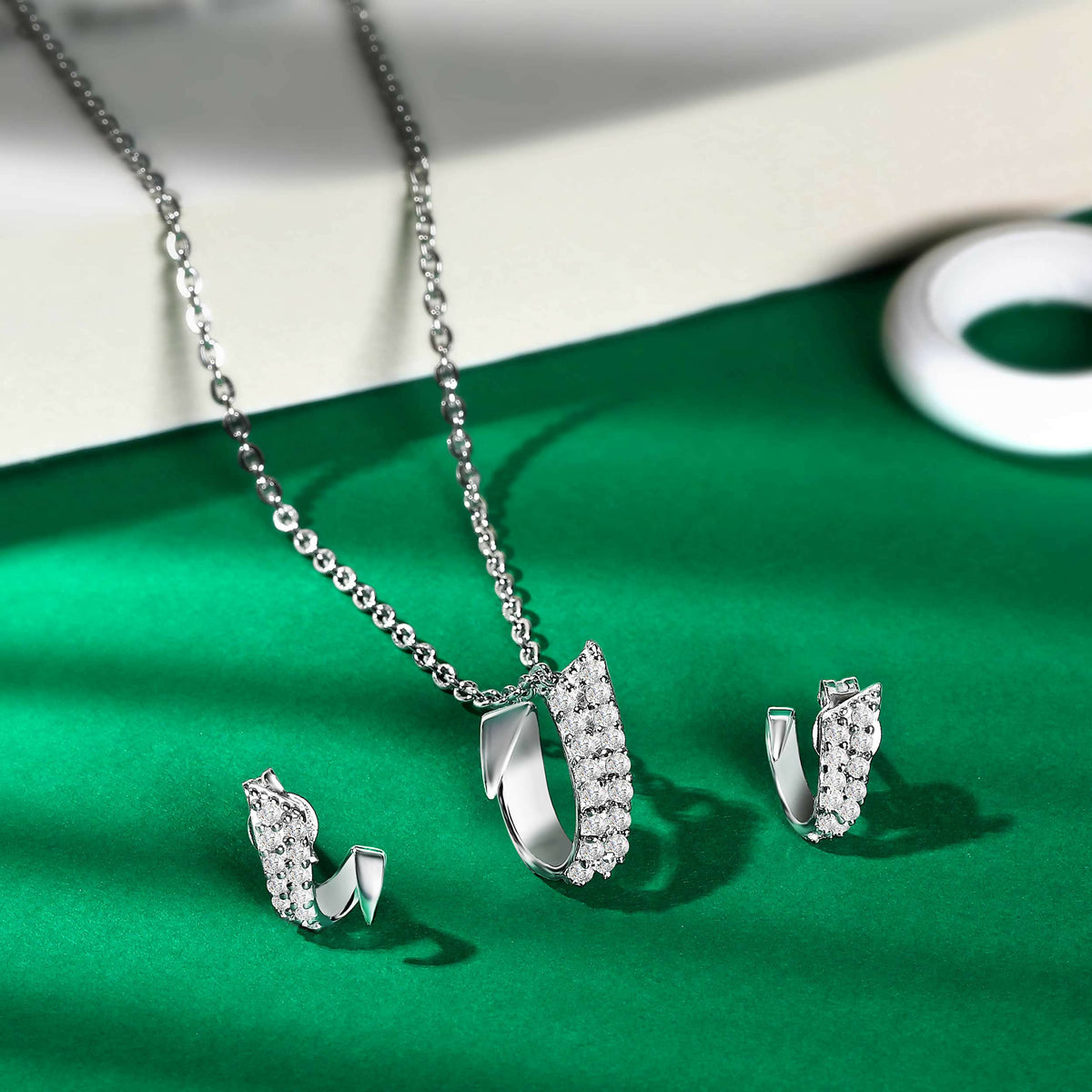 Minimalistic Silver Necklace Set