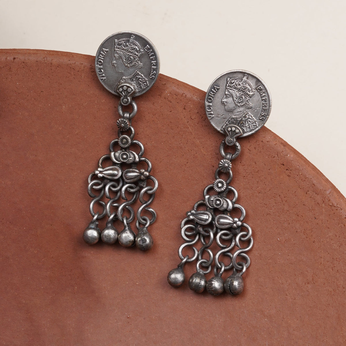 Classic ginni elements are reimagined into a playful pair of drop earrings with beautiful movement. Traditional in inspiration yet easy in expression, they bring a touch of old-world charm to the look without feeling overly ornate. An effortless pair for dressing up both Indian and contemporary silhouettes. 