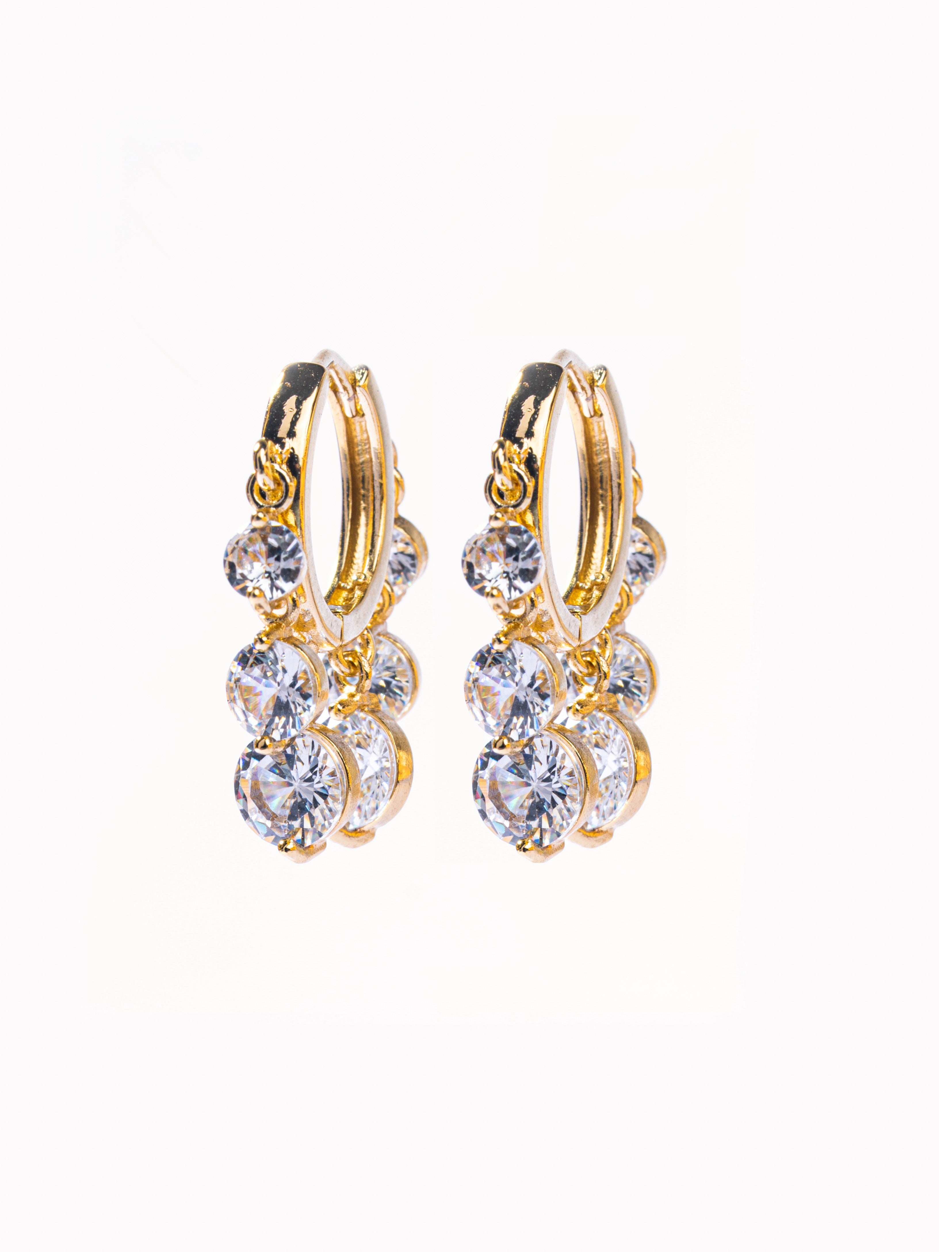 18k gold-plated everyday hoop earrings �? anti-tarnish, waterproof, hypoallergenic go-to hoops for office and evening.