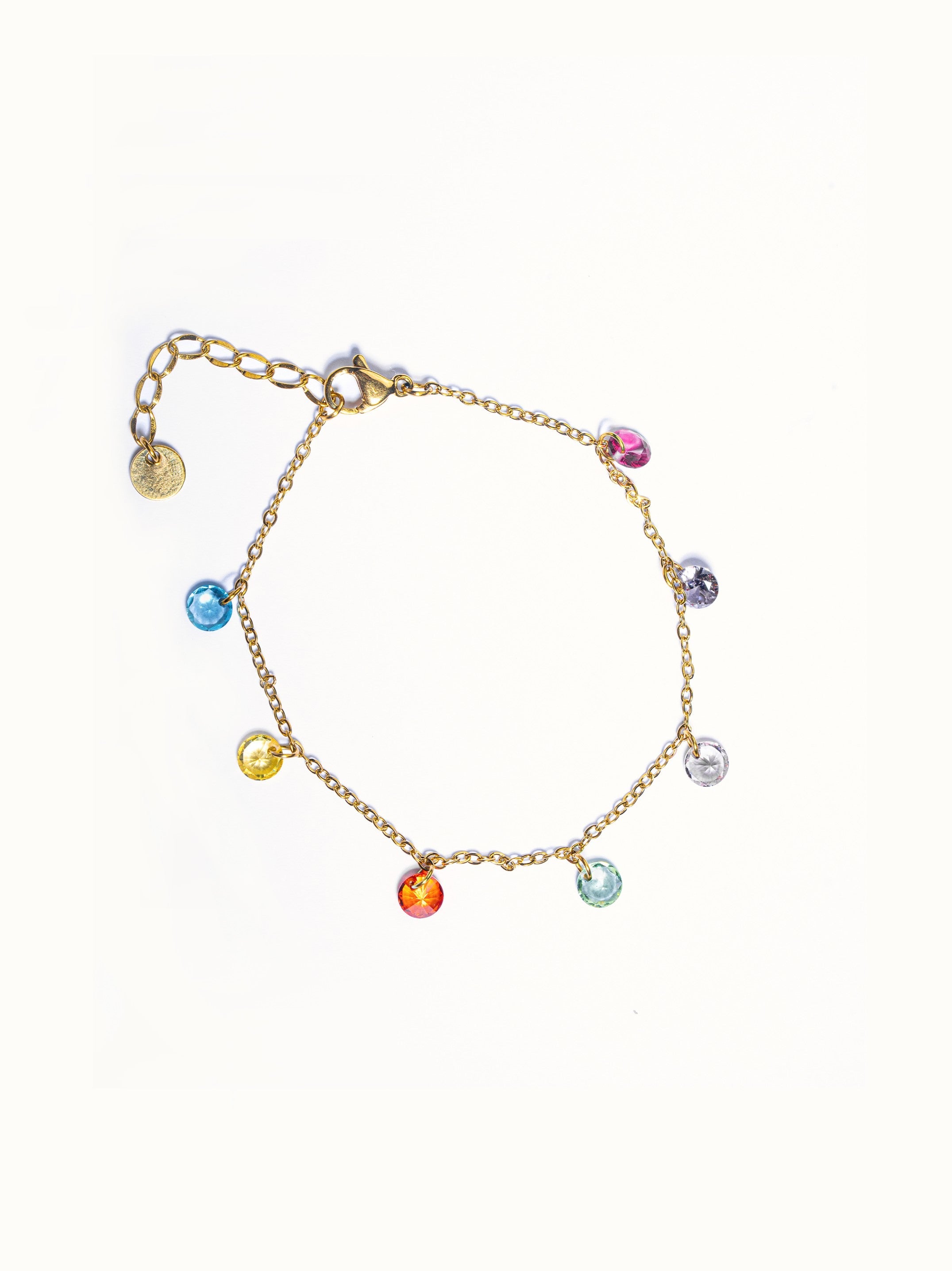 18k gold-plated Vivara bracelet �? sleek bracelet, anti-tarnish and waterproof for everyday and casual wear.